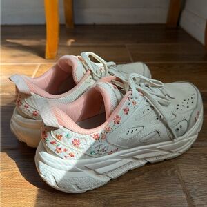 RARE HOKAS size 8